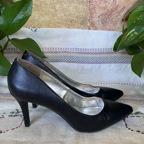 143 Girl Women’s Owanda Closed Pointy Toe Pump Black Slip-On Heels, Size 8 - Picture 3 of 16